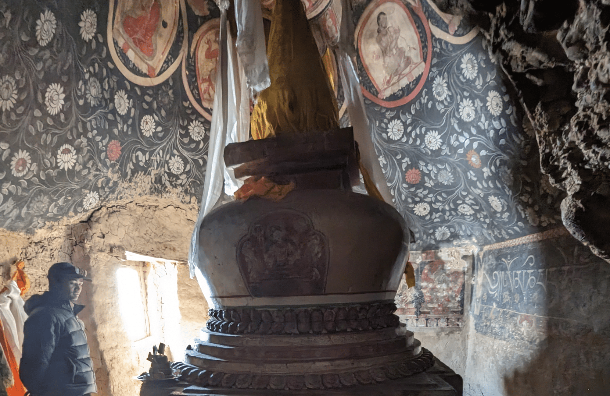 Lo Manthang et grottes anciennes du Mustang