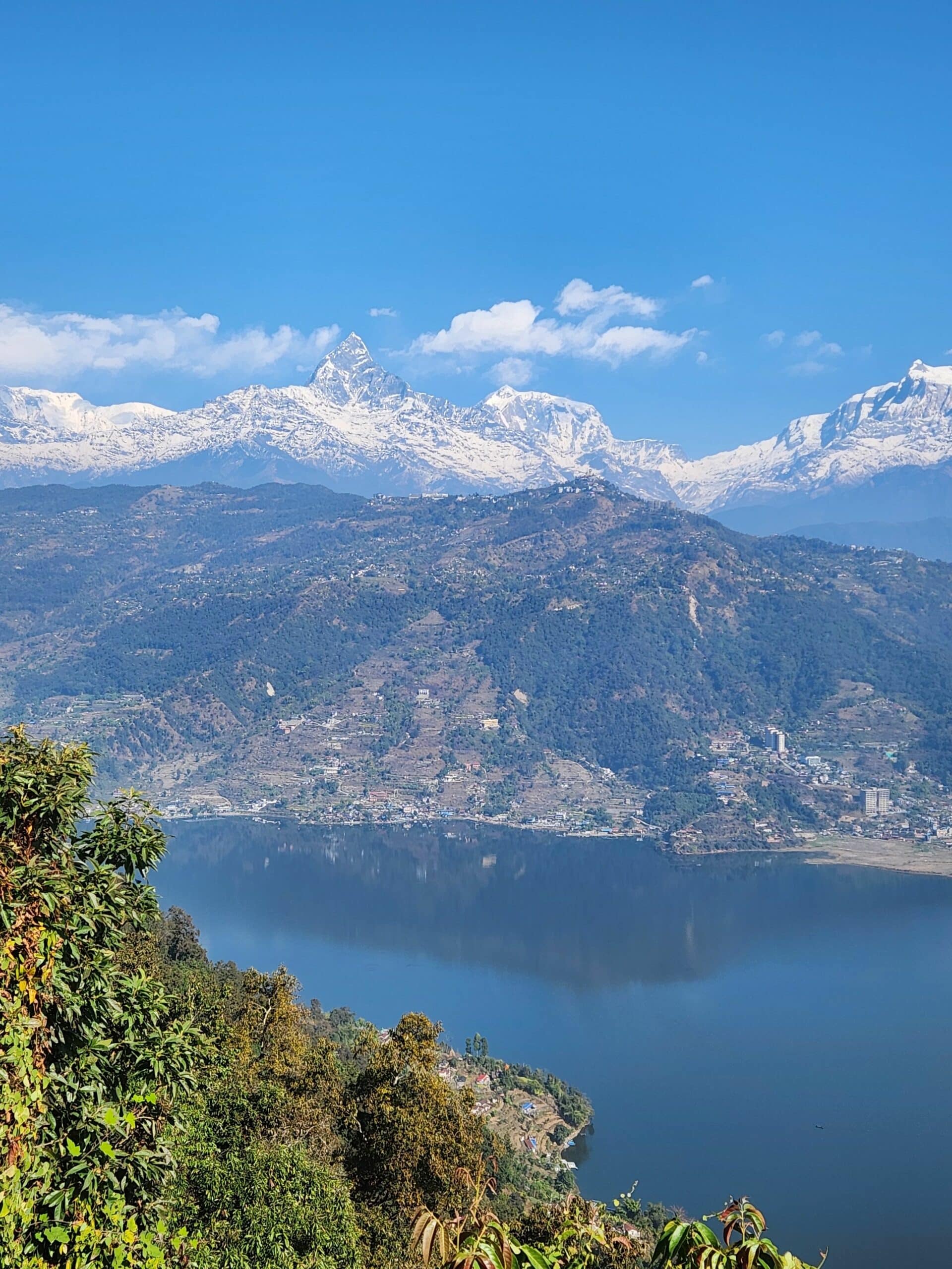 Vue sur Pokhara, le lac Phewa et les Annapurnas